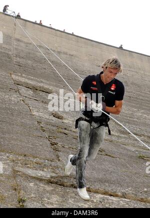 Da un altezza di 40 metri Ex-professional ponticello sci Sven Hannawald cammina verso il basso lungo la parete della diga di Schluchsee in Schluchsee, Germania, 20 maggio 2011. Un evento società ha iniziato la House-Running-stagione con i partecipanti di spicco. Foto: ROLF HAID Foto Stock