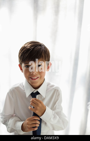 Sorridente ragazzo indossa camicia e cravatta Foto Stock