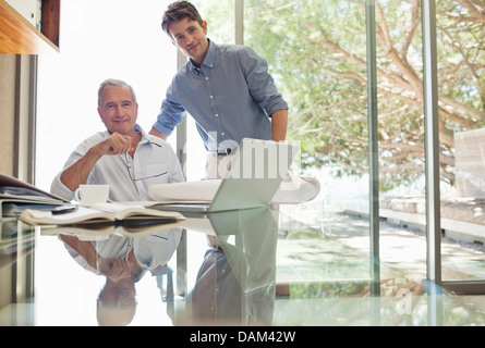 Imprenditori sorridente alla scrivania Foto Stock