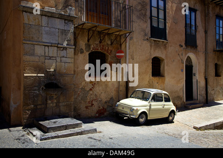 Fiat 500 a Castelbuono nel Parco delle Madonie, provincia di Palermo, sicilia, Sicilia, Italia, Italia Foto Stock