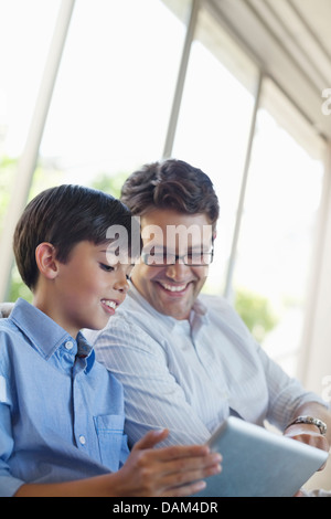 Padre e figlio utilizzando computer tablet Foto Stock