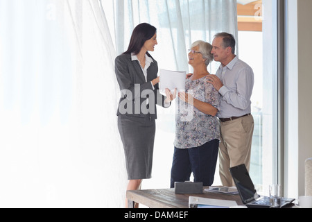 Advisor finanziario di parlare al giovane in office Foto Stock