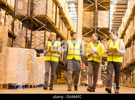 I lavoratori parlano in magazzino Foto Stock