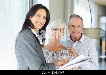 Advisor finanziario di parlare al giovane in ambienti interni Foto Stock