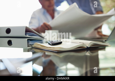 Telefono cellulare su imprenditore il desk Foto Stock