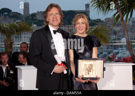 Il Golden Palm vincendo i produttori di "L'Albero della Vita' Bill Pohlad e Dede Gardner frequentare il vincitore photocall alla fine del 64esimo Festival Internazionale del Cinema di Cannes al Palais des Festivals a Cannes, Francia, il 22 maggio 2011. Foto: Hubert Boesl Foto Stock