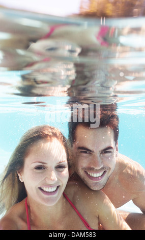 Coppia sorridente in piscina Foto Stock