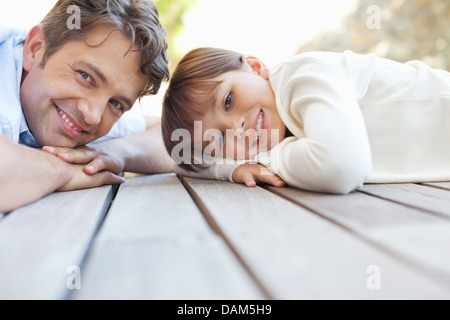 Padre e figlia la posa sul portico Foto Stock