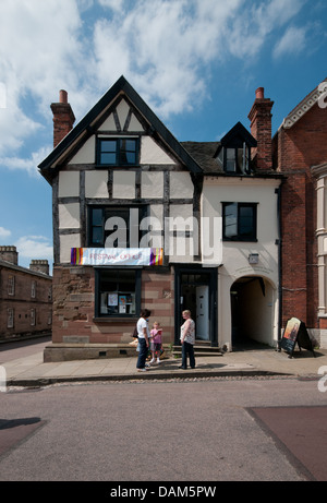 Il Festival di Office in un graticcio in bianco e nero edificio Tudor nel vicino di Lichfield Cathedral il 6 Luglio 2013 Foto Stock