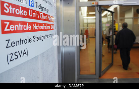 I pazienti sono visibili sul loro modo al reparto di emergenza in un ospedale di Amburgo, Germania, 25 maggio 2011. Il numero di infezioni da EHEC ad Amburgo è andato fino a oltre 200 persone. Finora, 59 persone vengono ricoverati con HUS-emolitica sindrome uremico. Foto: ANGELIKA WARMUTH Foto Stock