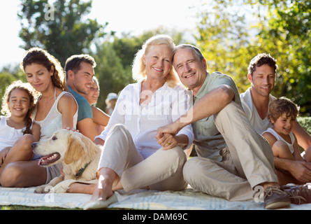 Famiglia rilassante insieme nel cortile posteriore Foto Stock