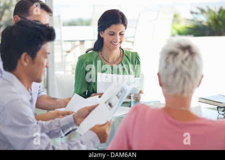 La gente di affari di parlare in riunione Foto Stock