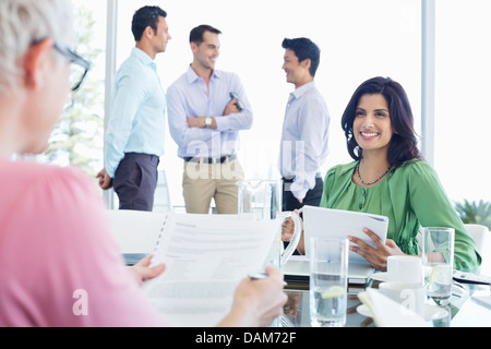 Le donne d'affari parlando in riunione Foto Stock