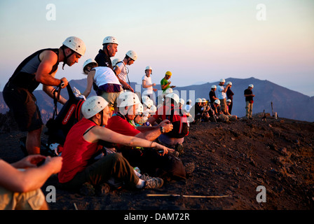 Persone che salgono gli escursionisti in attività di trekking su Stromboli e Vulcano attivo in Eolie, isole Eolie, in Sicilia, Sicilia, Italia, Ita Foto Stock