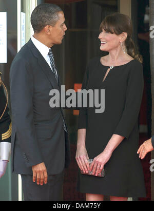 La moglie del Presidente francese Nicolas Sarkozy, Carla Bruni-Sarkozy saluta il presidente Usa Barack Obama per cena durante il vertice del G8 riuniti nella località balneare di Deauville, Francia, 26 maggio 2011. Tzhe G8 si è riunito il 26 e 27 maggio 2011. Foto: PEER GRIMM Foto Stock