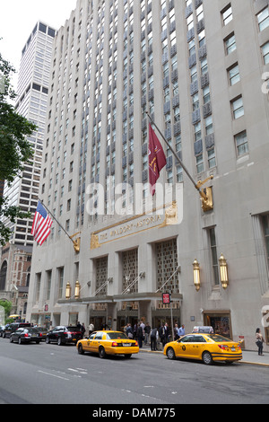 Ingresso del Waldorf Astoria Hotel di New York City. Foto Stock