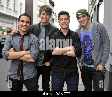 Carlos Pena Jr, James Maslow, Logan Henderson e Kendall Schmidt (l-r) della band Big Time Rush pongono a Colonia, Germania, 26 maggio 2011. Big Time Rush si esibirà durante la cerimonia per la Cometa Premio della musica a Oberhausen, Germania il 27 maggio 2011. Foto: HENNING KAISER Foto Stock