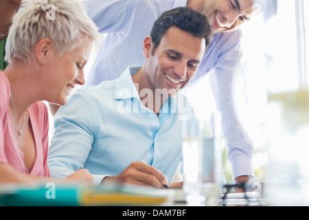 La gente di affari firma contratto in ufficio Foto Stock