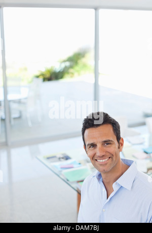 Imprenditore sorridente in ufficio Foto Stock