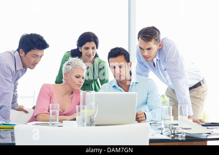 La gente di affari con computer portatile in riunione Foto Stock