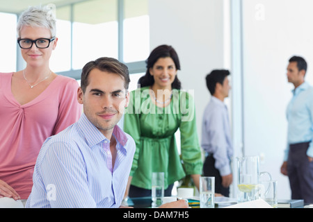 La gente di affari sorridente in ufficio Foto Stock