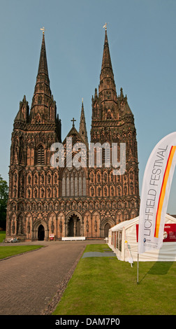 Lichfield Cathedral con striscioni pronti per il 2013 Festival di Lichfield Foto Stock