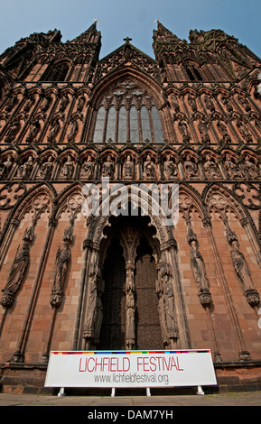 Lichfield Cathedral con striscioni pronti per il 2013 Festival di Lichfield presa dal basso angolo di dare prospettiva di fronte ovest Foto Stock