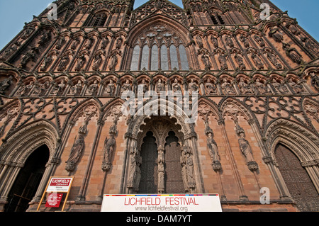 Lichfield Cathedral con striscioni pronti per il 2013 Festival di Lichfield presa dal basso angolo di dare prospettiva di fronte ovest Foto Stock