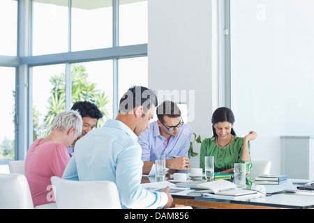 La gente di affari che lavorano in riunione Foto Stock