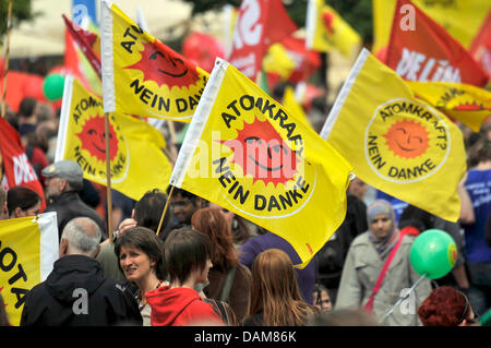 Le bandiere leggere 'nucleare? No grazie" vengono portati dai manifestanti durante un anti-nucleare di dimostrazione di Essen, in Germania, il 28 maggio 2011. Energia nucleare gli avversari stanno dimostrando in 21 città tedesche per un immediato spegnimento delle centrali nucleari in Germania. Foto: Henning Kaiser Foto Stock