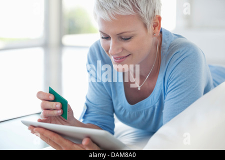 Donna shopping online con computer tablet Foto Stock