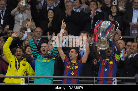 Barcellona i giocatori di Eric ABIDAL (R-L), Xavi Hernandez, portiere Victor Valdes celebrare con il Champions League Trophy dopo la finale di UEFA Champions League tra FC Barcelona e il Manchester United a Wembley, Londra, Gran Bretagna, 28 maggio 2011. Foto: Soeren Stache Foto Stock