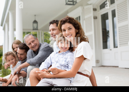 Famiglia rilassante sul portico insieme Foto Stock