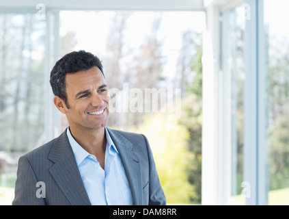 Imprenditore sorridente in ufficio Foto Stock