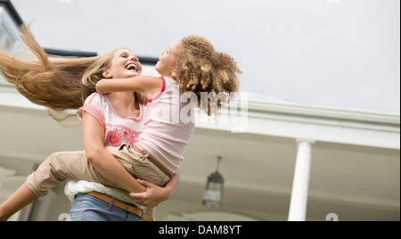 Madre e figlia giocare all'aperto Foto Stock