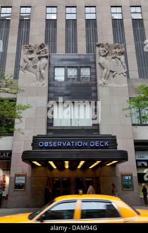 Ingresso del ponte di osservazione dell'Empire State building a Manhattan, New York Foto Stock