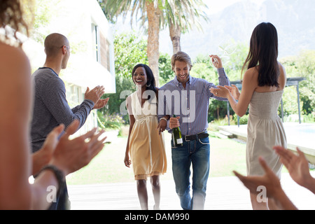 Gli amici il tifo per paio Foto Stock