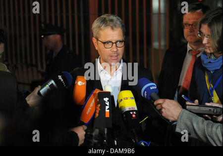 Norbert Roettgen (CDU), Ministro Federale per l'ambiente, la conservazione della natura e sicurezza nucleare, fa una dichiarazione di fronte alla Cancelleria federale a Berlino (Germania), 30 maggio 2011. Il comitato coaltion concordato i dettagli della fase nucleare in Germania dal 2022. Foto: BRITTA PEDERSEN Foto Stock