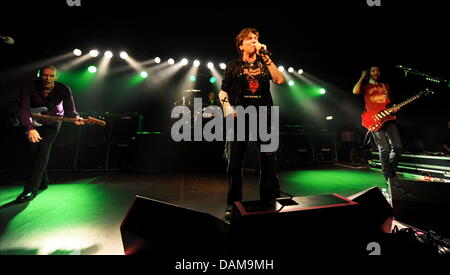 I musicisti del sig. Big, il bassista Billy Sheehan (L-R), drumer Pat Torpey (retro), cantante Eric Martin e il chitarrista Paul Gilbert eseguire sul palco a Monaco di Baviera, Germania, il 30 maggio 2011. Presentando il loro nuovo album "Cosa succede se..." la banda attualmente in tournée in Germania. Foto: Tobias Hase Foto Stock