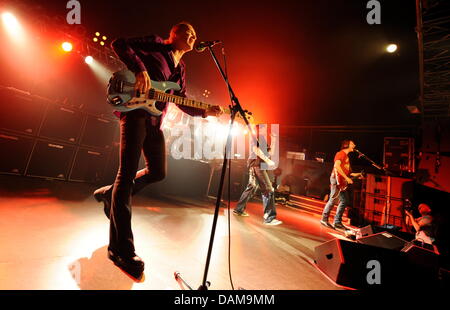 I musicisti del sig. Big, il bassista Billy Sheehan (L-R), drumer Pat Torpey (nascosto), cantante Eric Martin e il chitarrista Paul Gilbert eseguire sul palco a Monaco di Baviera, Germania, il 30 maggio 2011. Presentando il loro nuovo album "Cosa succede se..." la banda attualmente in tournée in Germania. Foto: Tobias Hase Foto Stock