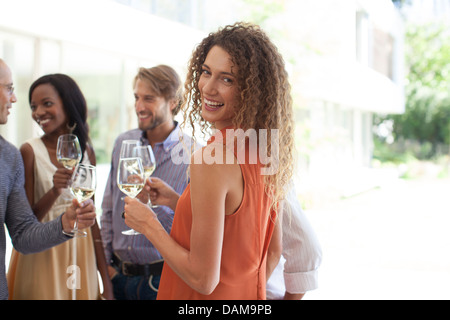 Donna sorridente al party Foto Stock