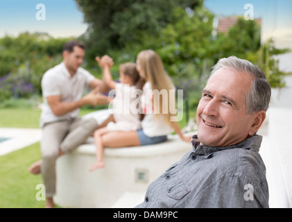 Vecchio Uomo sorridente all'aperto Foto Stock