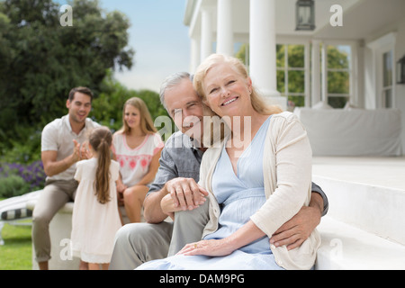 Anziana coppia sorridente sul portico Foto Stock
