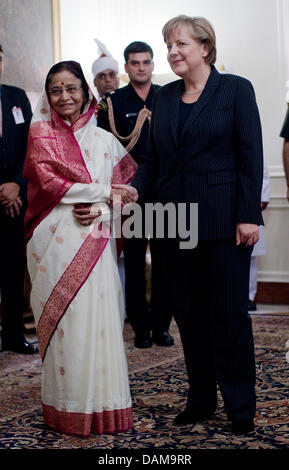 Cancelliere federale tedesco Angela Merkel (R) è accolto da India del Presidente Pratibha Devisingh Patil a Nuova Delhi, India, 31 maggio 2011. Durante il primo governo German-Indian consultazioni, Merkel è accompagnato dal Federal Ministri e Segretari di Stato Foto: MICHAEL KAPPELER Foto Stock