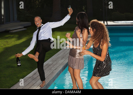 Amici giocando da piscina Foto Stock