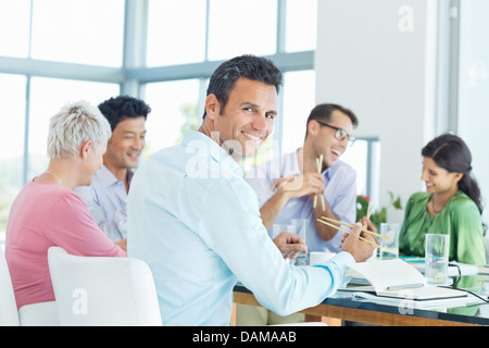 Imprenditore sorridente in incontro a pranzo Foto Stock