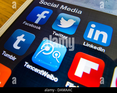 Dettaglio di iPhone 5 schermo con molti social media le icone delle app Foto Stock