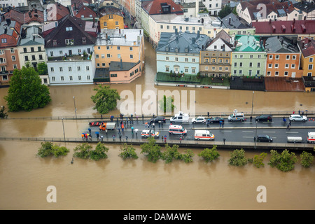 Street Regensburger Strasse nella vecchia città sommersa nel giugno 2013, la Germania, il Land della Baviera, Passau Foto Stock