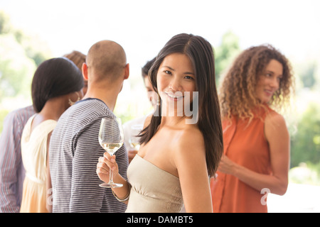 Donna con un bicchiere di vino a parte Foto Stock