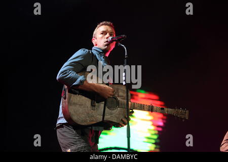 Chris Martin, frontman della British rock band "Coldplay' esegue durante il festival di musica Rock am Ring (Rock in corrispondenza dell'anello) al Nuerburgring, Germania, 04 giugno 2011. Gli organizzatori si aspettano circa 85.000 visitatori per assistere al festival di tre giorni in pista in Eifel. Foto: Thomas Frey Foto Stock